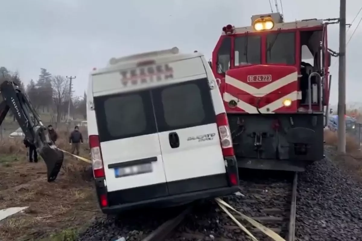 Kırklareli'nde yük treni işçi servisine çarptı: 2 yaralı var