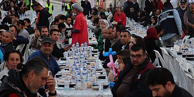 BAKAN KURUM İFTARINI HATAYLILARLA YAPTI