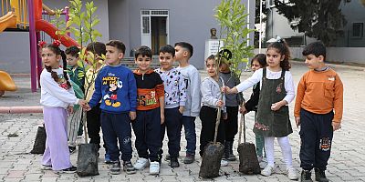 ÇOCUKLAR, HBB’NİN FİDANLARIYLA FİDANLARINI TOPRAKLA BULUŞTURUYOR 