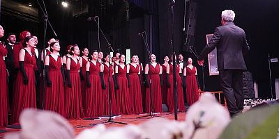 HBB ÇOK SESLİ KOROSU’NUN İLK KONSERİ İZLEYENLERİ BÜYÜLEDİ