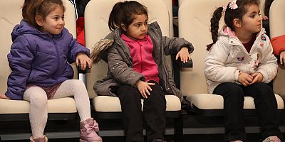 HBB ŞEHİR TİYATROSU MİNİKLERİN YÜZÜNÜ GÜLDÜRDÜ 