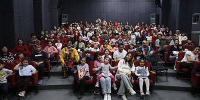 HBB TİYATRO, DEFNELİ ÇOCUKLARLA BULUŞTU 